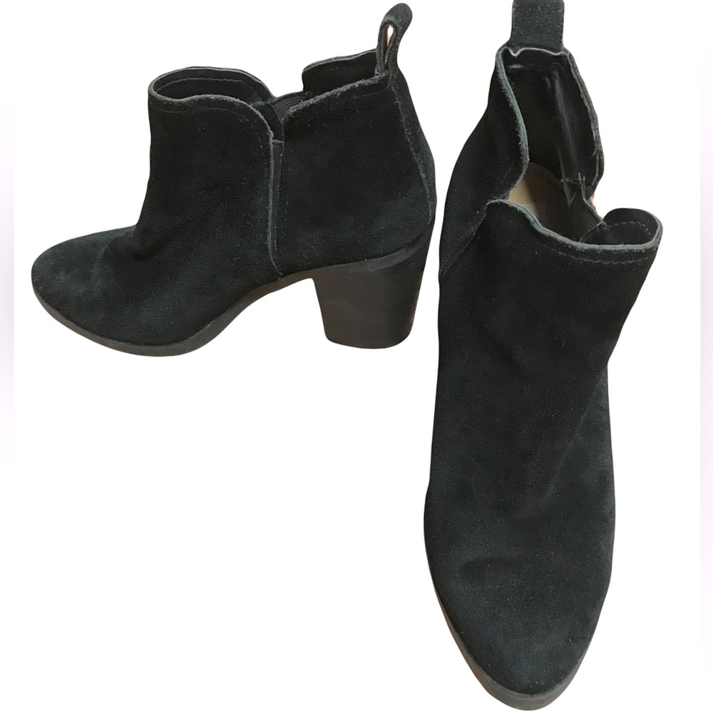 NWOT Size 7 Dolce Vita Black Suede 3 inch heeled booties